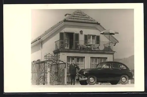 Foto-AK Hallein, Stolzer Autobesitzer mit seinem Wagen vor Haus