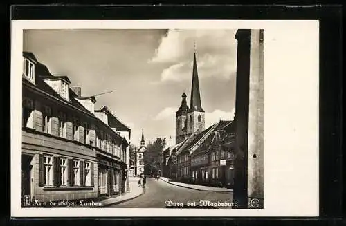 AK Burg bei Magdeburg, Strasse Breiteweg mit Geschäften, Kirche und l. Frauen