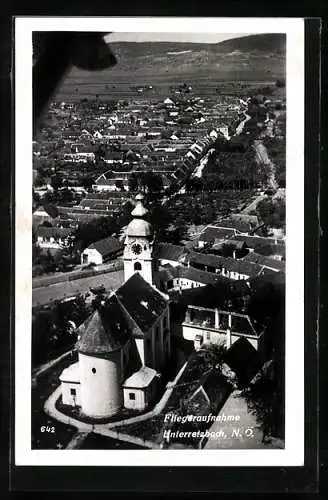 AK Unterretzbach /N. Ö., Fliegeraufnahme vom Ort mit Kirche