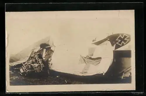 Foto-AK Abgestürztes deutsches Flugzeug