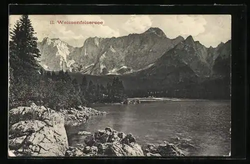 AK Tarvis, Weissenfelsersee, Uferfelsen und Bergpanorama