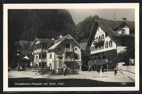 AK Traunkirchen, Ortsplatz mit Hotel Post