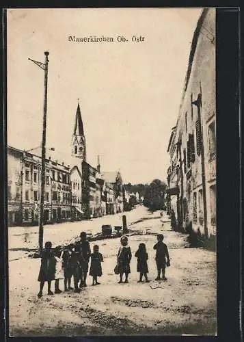 AK Mauerkirchen /Ob. Östr., Strassenpartie mit Kindergruppe