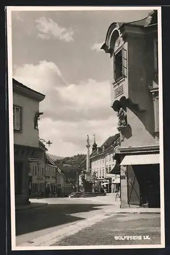 AK Wolfsberg i. K., Strassenpartie mit Säulendenkmal