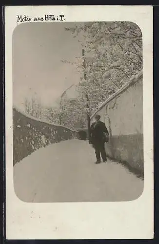 AK Hall in Tirol, Strassenpartie im Winter, mit Strassentunnel und Mauer