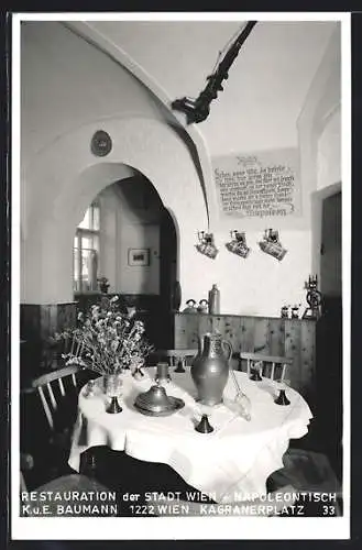 AK Wien, Gasthaus Restauration der Stadt Wien K. u. E. Baumann, Kagranerplatz 33, Innenansicht mit Napoleontisch