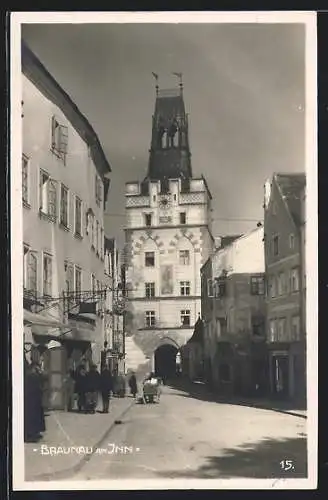 AK Braunau am Inn, Strassenpartie mit Tor
