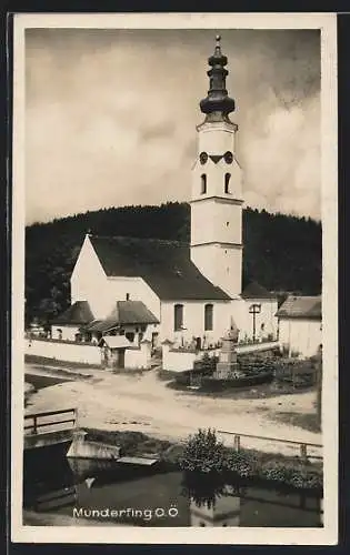 AK Munderfing /O. Ö., Kirche mit Strassenkreuzung, vom Wasser gesehen