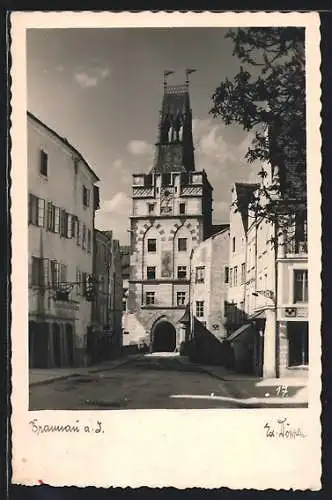 AK Braunau am Inn, Strassenpartie mit Turm