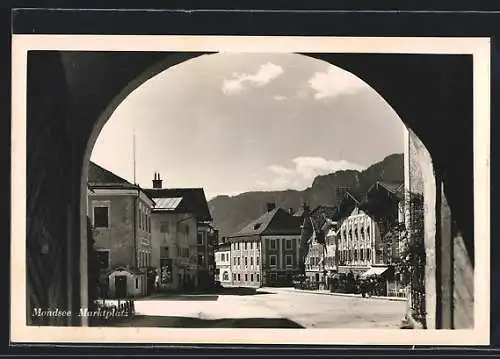 AK Mondsee, Marktplatz mit Geschäften durch Tor gesehen