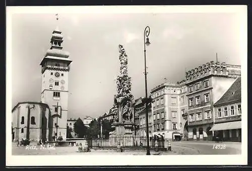AK Retz /N.-Oe., Strassenpartie mit Geschäften, Kirche und Denkmal