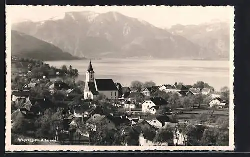 AK Weyregg am Attersee, Ortsansicht mit See und Bergen