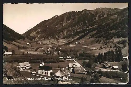 AK Donnersbachwald /Stmk., Ortsansicht gegen Berghintergrund