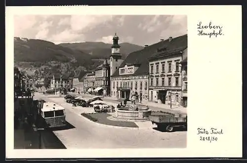 AK Leoben, Hauptplatz mit Brunnen und Autos