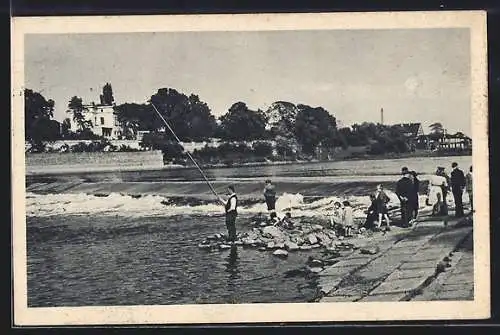 AK Magdeburg, Cracauer Wasserfall mit Anglern