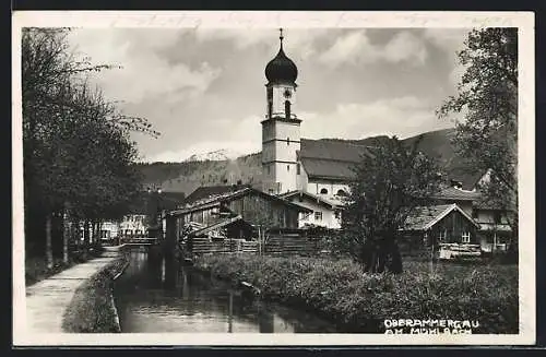 AK Oberammergau, Teilansicht mit Kirche am Mühlbach