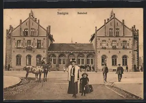 AK Saulgau, Bahnhof, Radfahrer, Kind mit Koffern