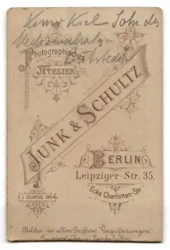 Fotografie Junk & Schultz, Berlin, Leipzigerstr. 35, Kuno Kiel im dunklen Mantel mit Seitenscheitel