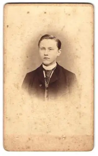 Fotografie Hans Styx, Giessen, Anton Schlosser im schwarzen Anzug mit Krawatte und Seitenscheitel