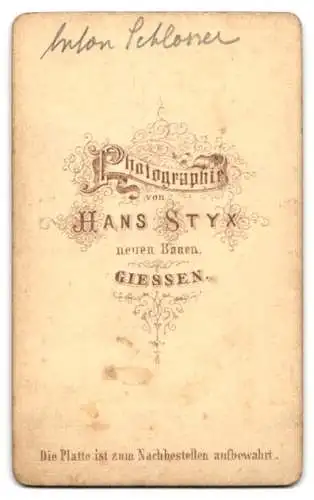 Fotografie Hans Styx, Giessen, Anton Schlosser im schwarzen Anzug mit Krawatte und Seitenscheitel