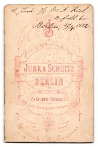 Fotografie Junk & Schultz, Berlin, Kronenstr. 25, Dr. A. Kiel im Anzug mit Fliege und Vollbart
