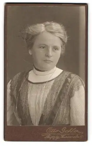 Fotografie Otto Gehler, Leipzig, Turnerstr. 11, Leop. Heinisch im hellen Kleid mit weissem Rollkragen und Halskette