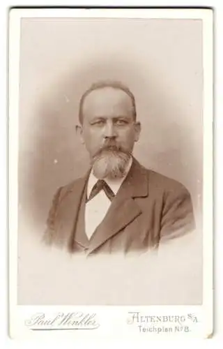 Fotografie Paul Winkler, Altenburg, Teichplan 8, Edmund Buchwald im schwarzen Anzug mit Vollbart und seichtem Haar