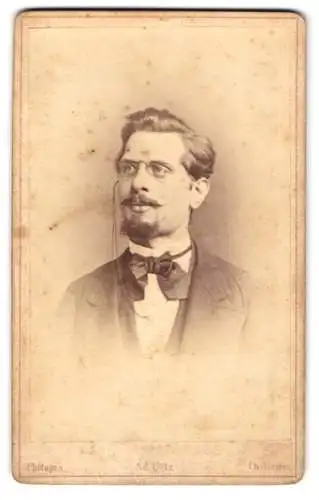 Fotografie Adalbert Uetz, Carlsruhe, Amalienstr. 98, Herr Hartmann im schwarzen Anzug mit Zwicker und Fliege