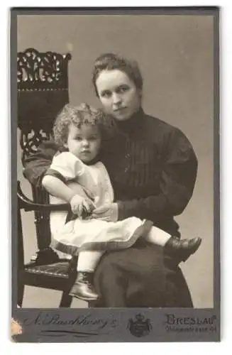 Fotografie N. Piaschkow jr., Breslau, Ohlauerstr. 4, Mutter mit ihrem kleinen Sohn Fritz im weissen Kleid
