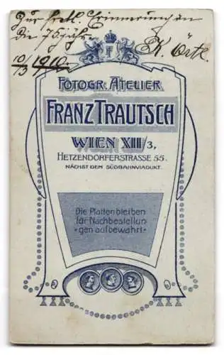 Fotografie Atelier Trautsch, Wien, Hetzendorferstr. 55, K. Örte im schwarzen Kleid mit silberner Brosche und Ohrringen