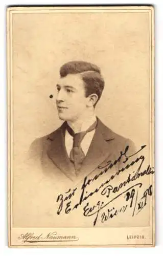 Fotografie Alfred Naumann, Leipzig, Dorotheenstr., Eug. Pantanelli im schwarzen Anzug mit breiter Krawatte am Lächeln
