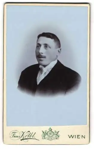 Fotografie Franz Kölbl, Wien, Laxenburgerstr. 46, Mathias Haas im dunklen Anzug mit heller Krawatte und weiten Schultern
