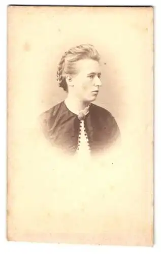 Fotografie Wilhelm Lehmann, Wien, Wieden 14, Anlies von Bring im schwarzen Kleid mit weissen Rüschen und Brosche