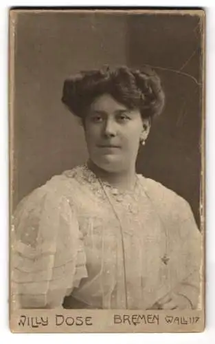 Fotografie Willy Dose, Bremen, Wall 117, Lydia im weissen transparenten Kleid mit Blumenstick und leichtem Doppelkinn