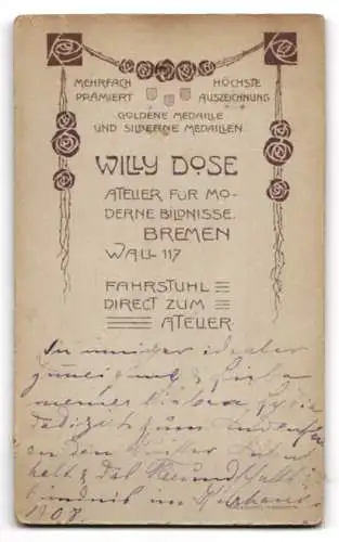 Fotografie Willy Dose, Bremen, Wall 117, Lydia im weissen transparenten Kleid mit Blumenstick und leichtem Doppelkinn
