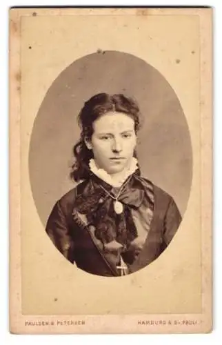 Fotografie Paulsen & Petersen, Hamburg, Steinstr. 58, Dorothea Jänisch im schwarzen Kleid mit Seide und weissen Rüschen