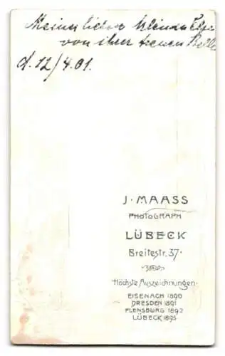 Fotografie J. Maass, Lübeck, Breitestr. 37, Else im hellen Kleid mit hohem Kragen leicht am Lächeln