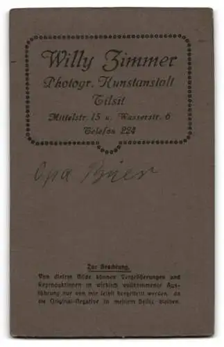 Fotografie Willy Zimmer, Tilsit, Mittelstr. 15, Opa Brier im dunklen adretten Anzug mit gezwirbeltem Schnurrbart