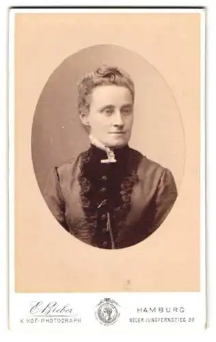 Fotografie E. Bieber, Hamburg, Neuer Jungfernstieg 20, Fräulein Chemnitz im schwarzen Kleid mit grossen Rüschen