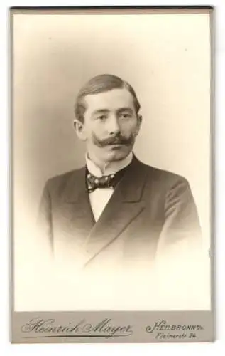 Fotografie Heinrich Mayer, Heilbronn, Fleinerstr. 24, Adretter junger Herr im schwarzen Anzug mit hochgezwirbeltem Bart