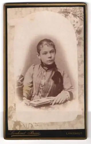 Fotografie Leonhard Reiser, Landshut, Maximilianstr. 1, Junges Mädchen mit Buch am Tisch