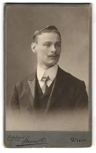 Fotografie Atelier Strauss & Co., Wien, Kohlmarkt 5, Blonder junger Mann mit Schnurrbart
