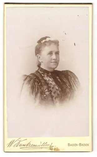 Fotografie W. Kuntzemüller, Baden-Baden, Friedrich-Str. 1, Dame mit gemustertem Kleid