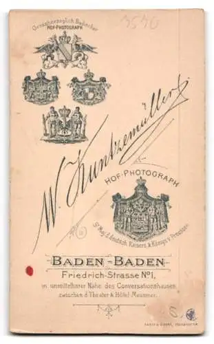 Fotografie W. Kuntzemüller, Baden-Baden, Friedrich-Str. 1, Dame mit gemustertem Kleid
