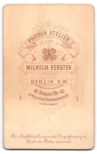 Fotografie Wilhelm Kersten, Berlin, Krausenstr. 40, Dreikäsehoch lehnt an einem Stuhl