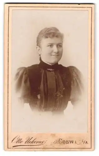 Fotografie Otto Uekerus, Coswig i. A., Junge Dame mit schüchternem Lächeln