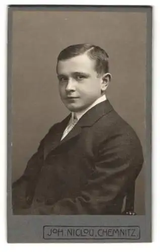 Fotografie Joh. Niclou, Chemnitz, König Str. 3 u. 5, Junger Mann mit selbstbewusstem Blick
