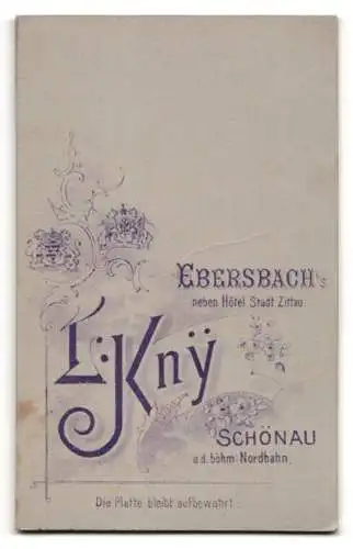 Fotografie L. Kny, Ebersbach i. S., Blondes süsses Baby mit Blumenkorb