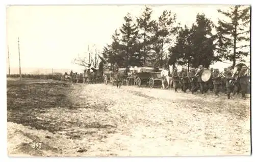 10 Fotografien 1.WK, Ansicht Saint-Morel, Trauerzug & Beerdigung Inf.-Rgt. 111, Kriegsgrab & Feldgeistlicher 1918