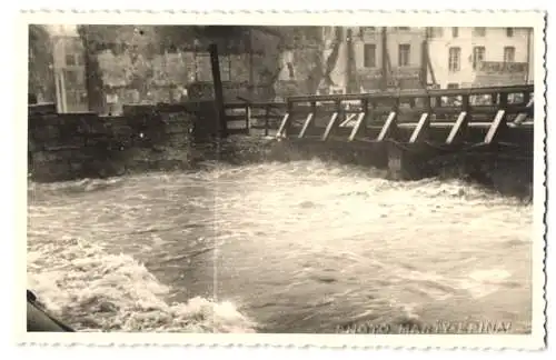 14 Fotografien unbekannter Fotograf, Ansicht Epinal, Hochwasser / Überschwemmung 1947, überflutete Strassen im Ort